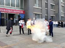 醫(yī)學系和管理系學生在應急逃生演練中強化安全意識